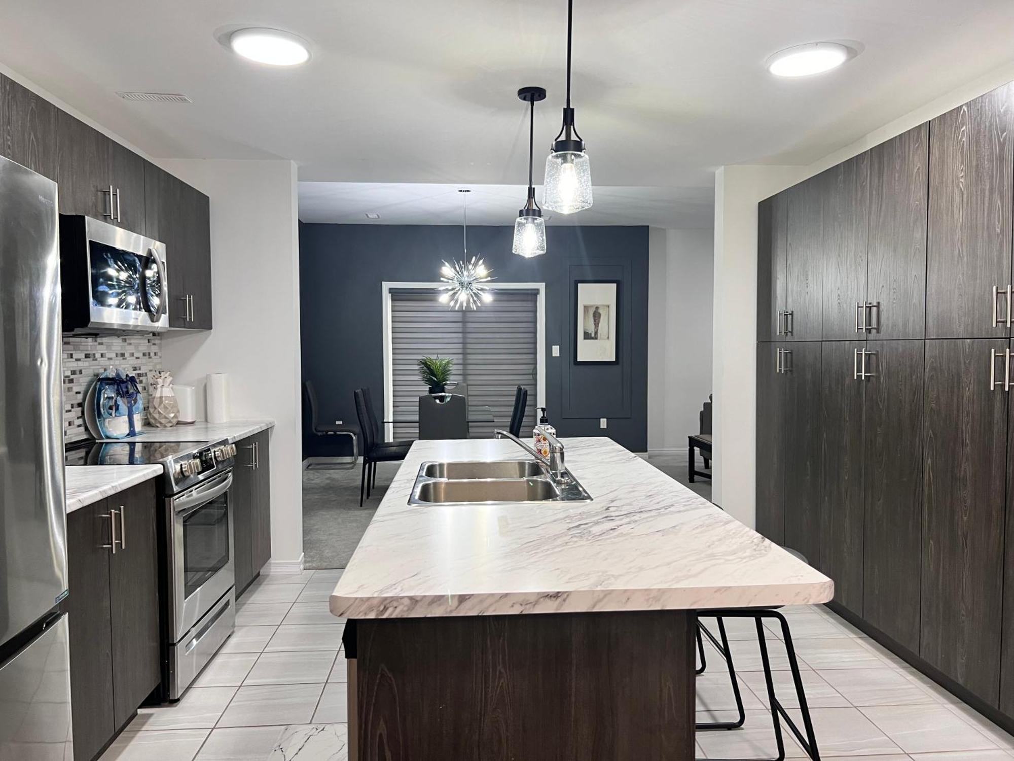 Spacious 4-Bedroom Home, Comfortably Sleeps 10 Barrie Εξωτερικό φωτογραφία